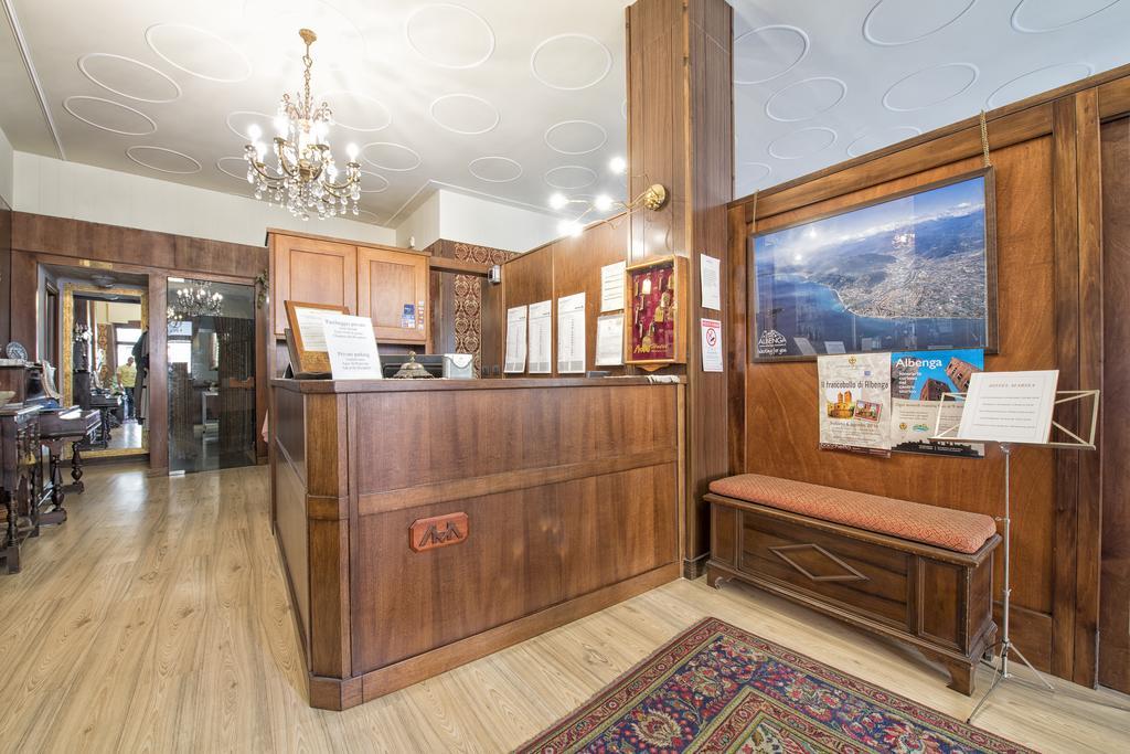 Hotel Marisa アルベンガ エクステリア 写真