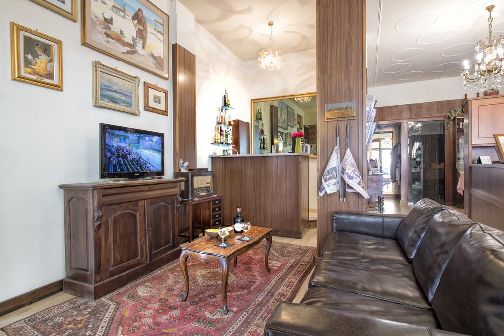 Hotel Marisa アルベンガ エクステリア 写真