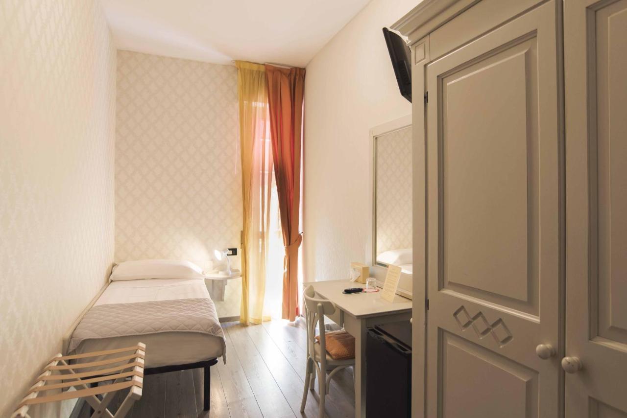 Hotel Marisa アルベンガ エクステリア 写真