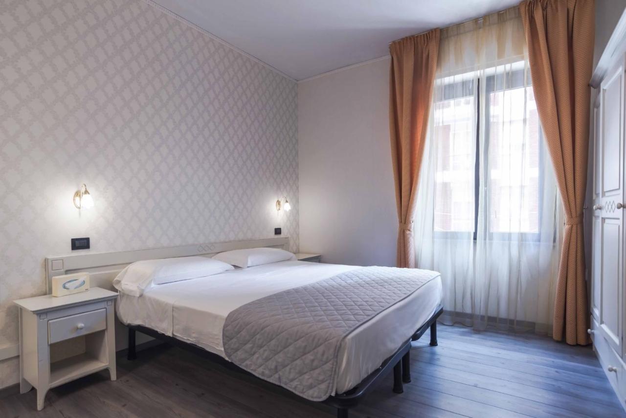 Hotel Marisa アルベンガ エクステリア 写真