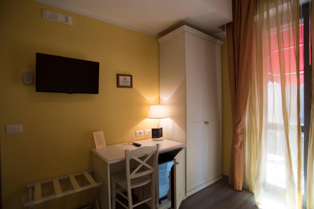 Hotel Marisa アルベンガ エクステリア 写真