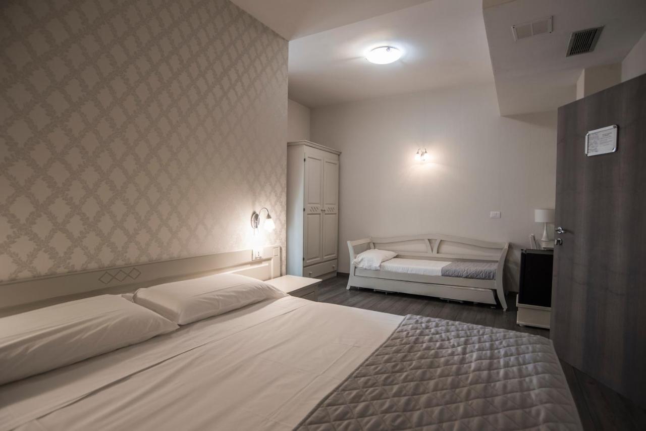 Hotel Marisa アルベンガ エクステリア 写真