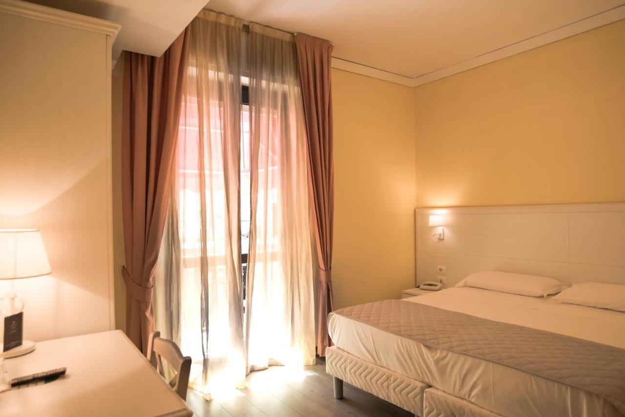 Hotel Marisa アルベンガ エクステリア 写真