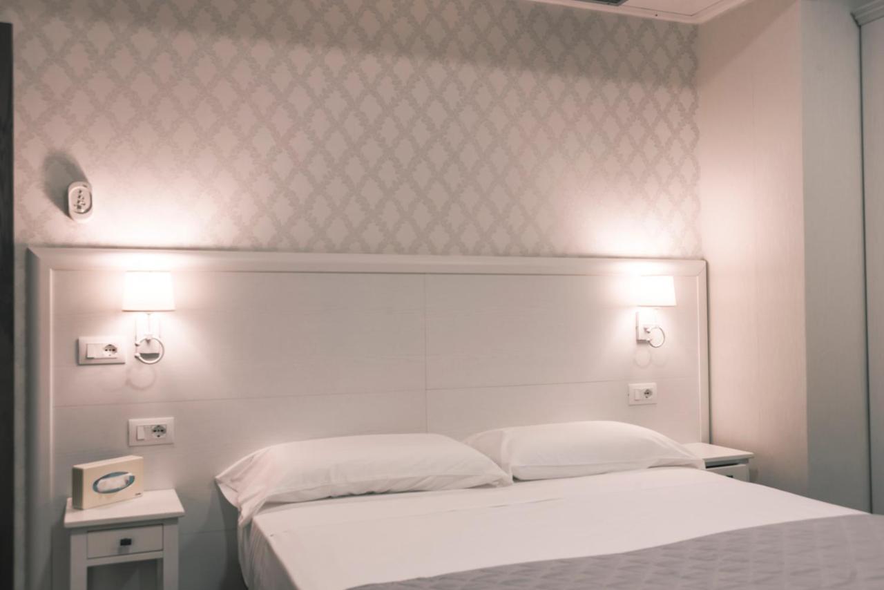 Hotel Marisa アルベンガ エクステリア 写真