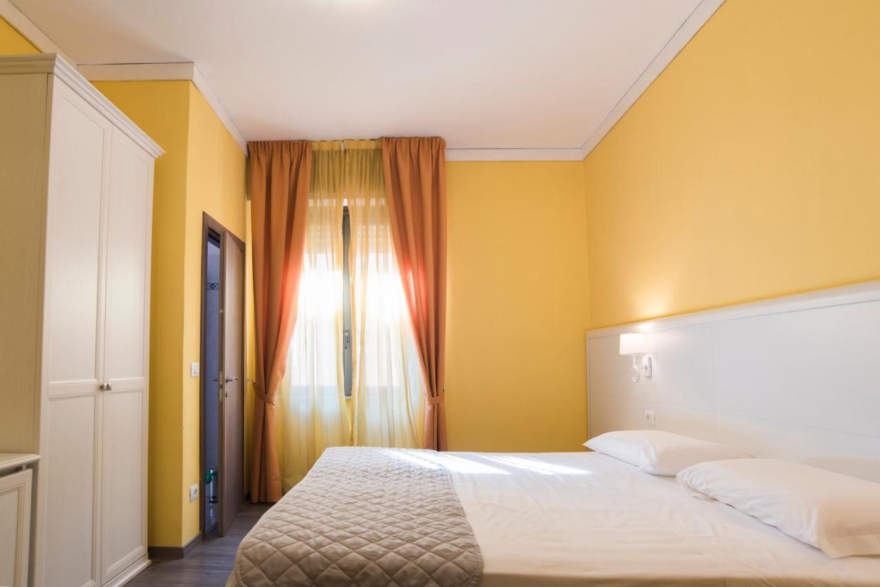 Hotel Marisa アルベンガ エクステリア 写真