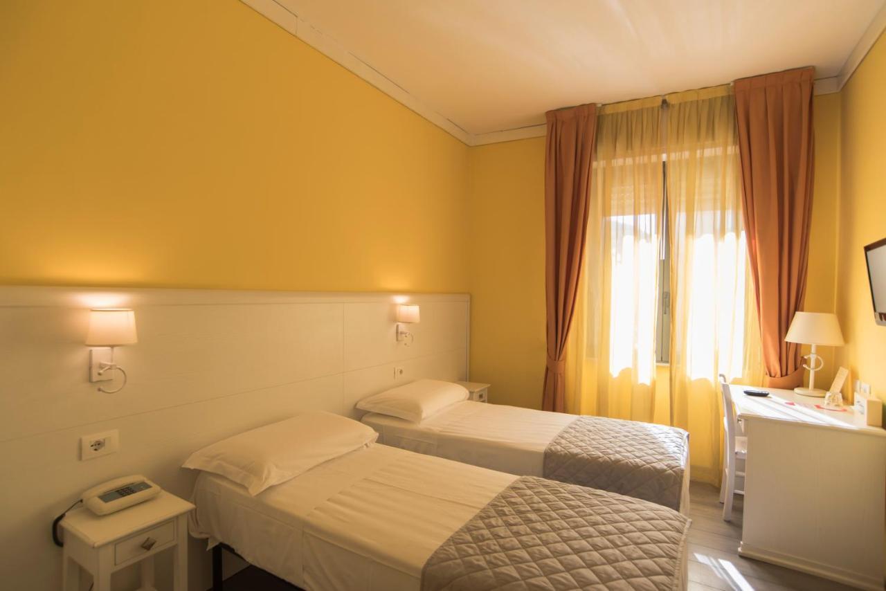 Hotel Marisa アルベンガ エクステリア 写真
