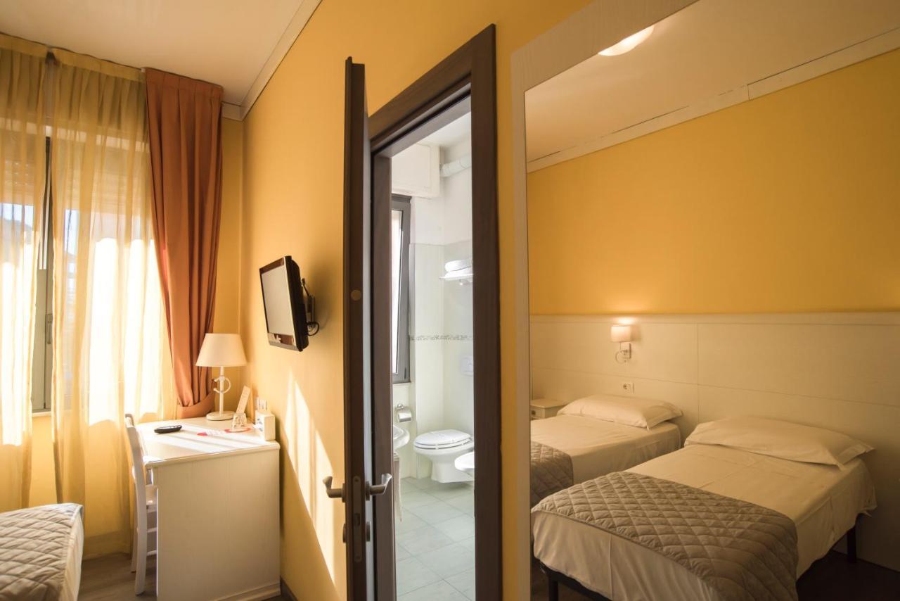 Hotel Marisa アルベンガ エクステリア 写真