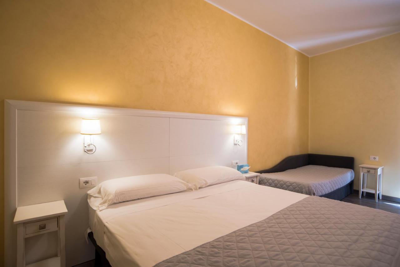 Hotel Marisa アルベンガ エクステリア 写真