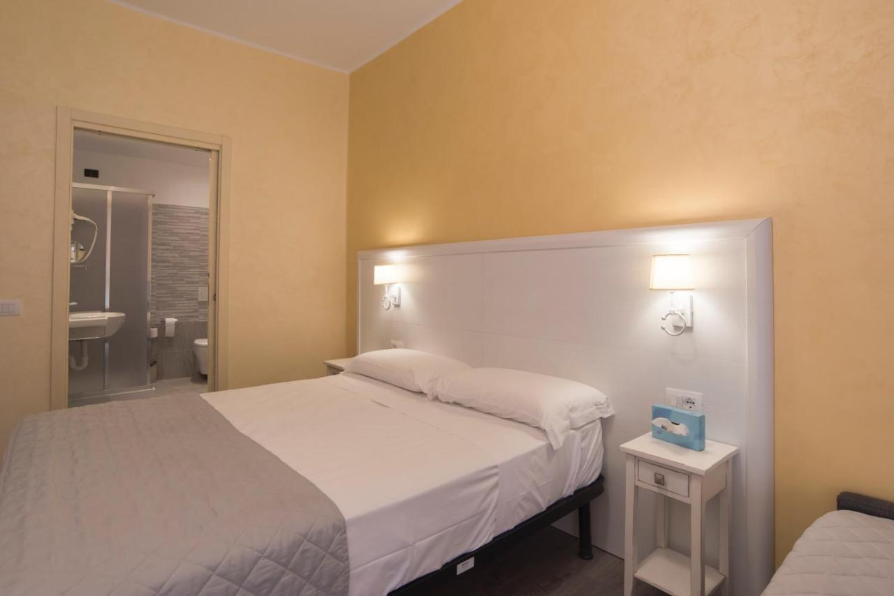 Hotel Marisa アルベンガ エクステリア 写真